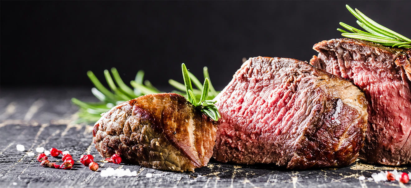 Gegrillte Rindersteaks, aufgeschnitten, mit Rosmarin