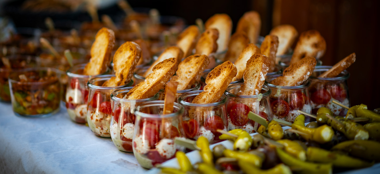 Angerichtetes Buffet mit Platten vom Party-Service der Metzgerei Kirchschlager